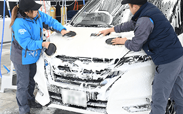 タップリの泡で優しく洗います